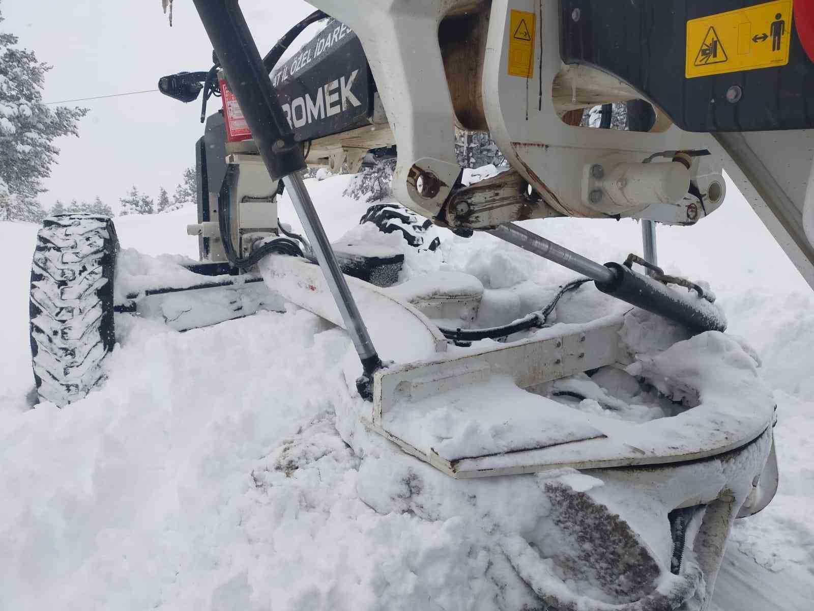 Yozgat Özel İdare ekipleri karla mücadeleyi sürdürüyor