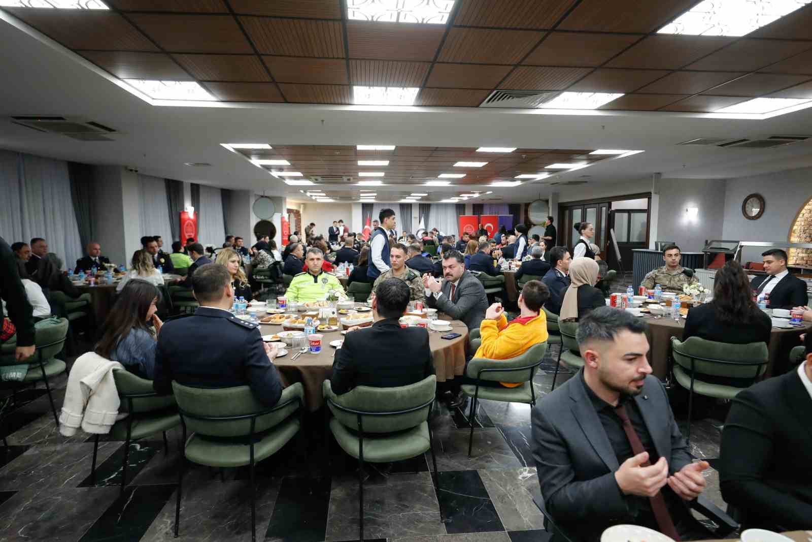 Vali Masatlı, polis teşkilatıyla iftar sofrasında bir araya geldi
