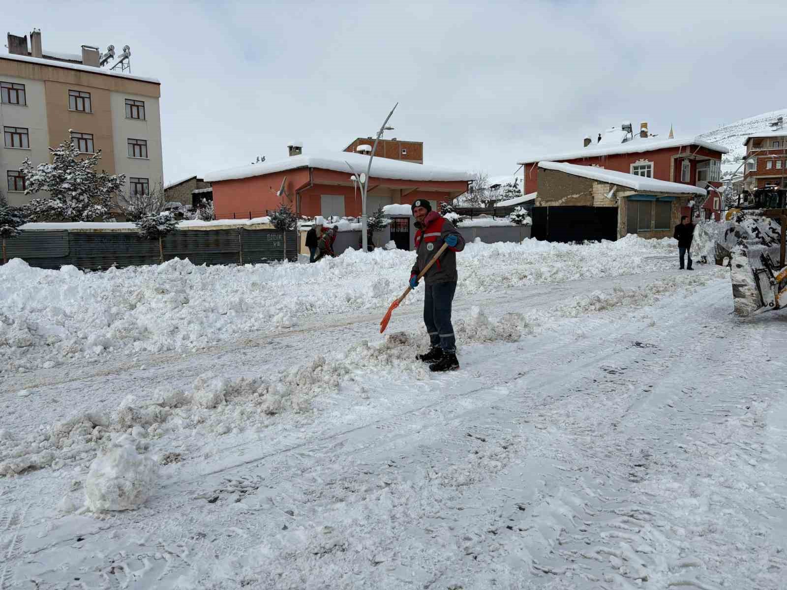 Bayburt&rsquo;un il&ccedil;e ve beldelerinde kar mesaisi devam ediyor

