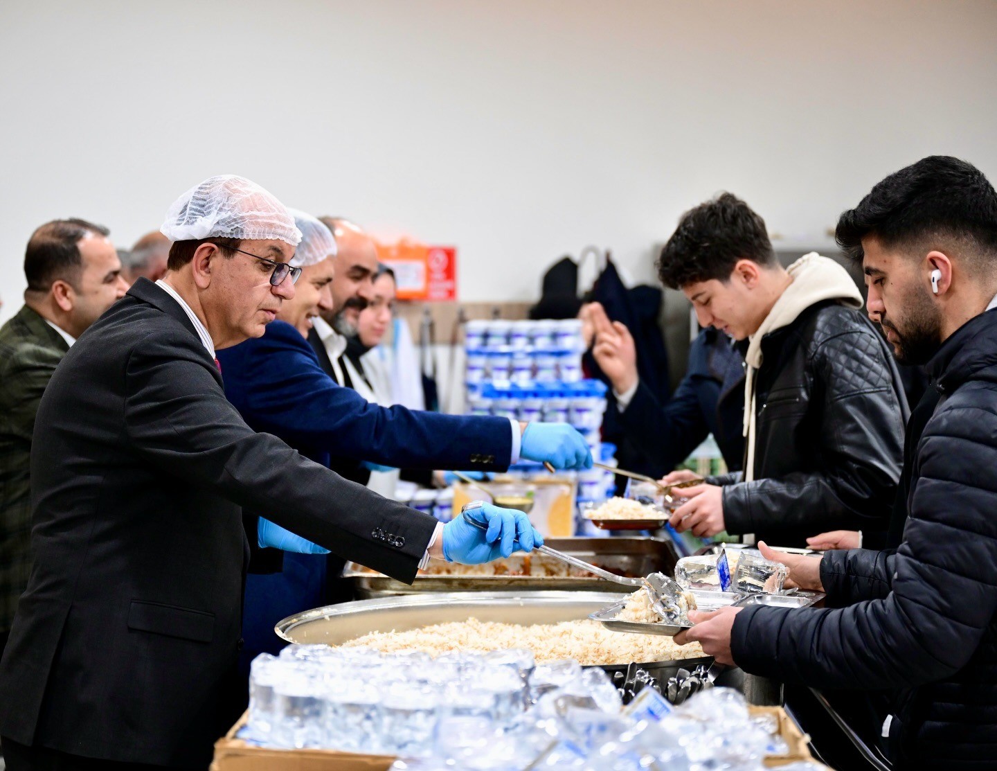 Başkan Ge&ccedil;it: "İftar soframızla g&ouml;n&uuml;ller arasında g&uuml;&ccedil;l&uuml; bir k&ouml;pr&uuml; kuruyoruz"
