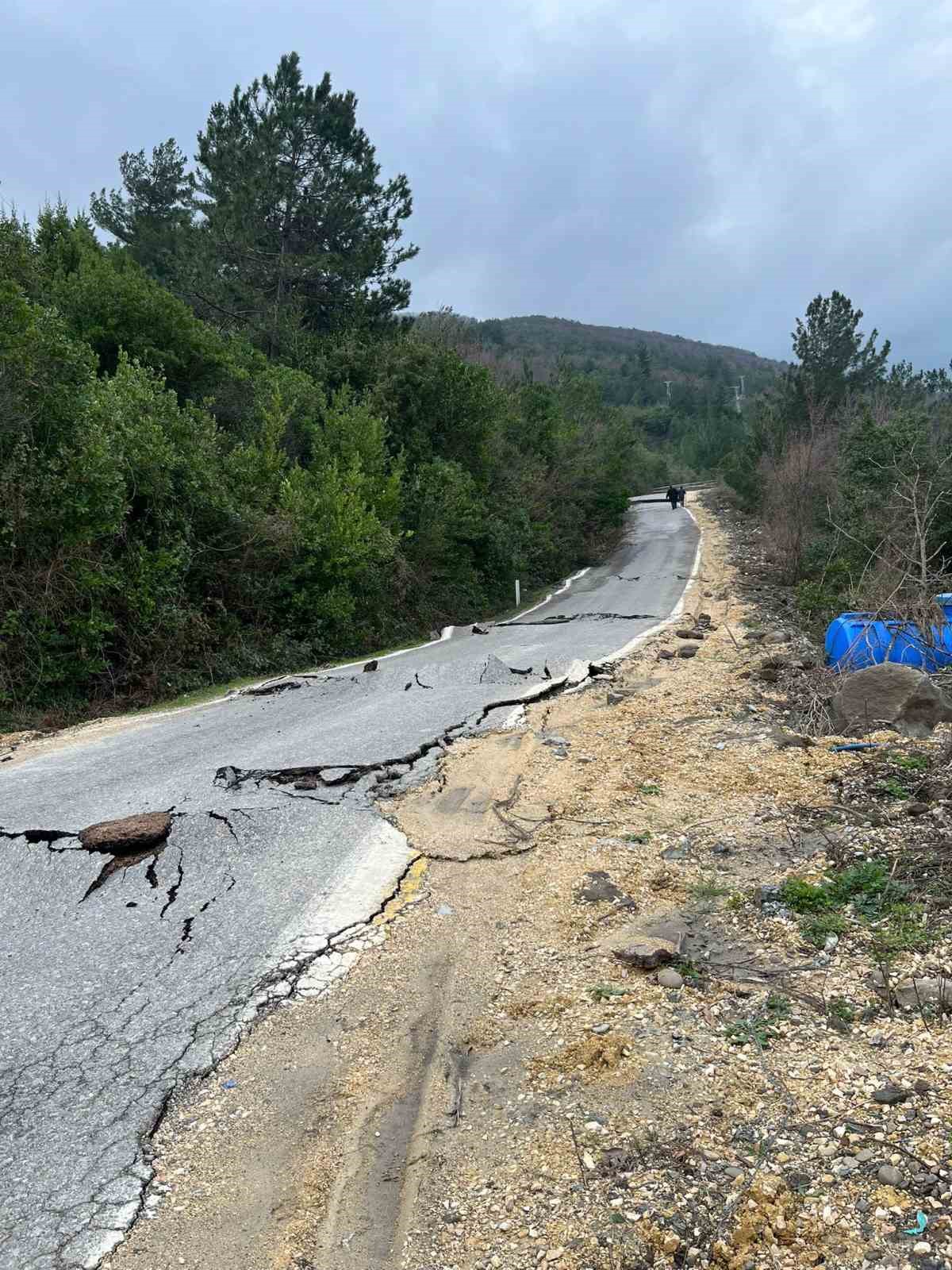 Kastamonu&rsquo;da heyelan sebebiyle &ccedil;atlaklar oluşan yol ulaşıma kapatıldı
