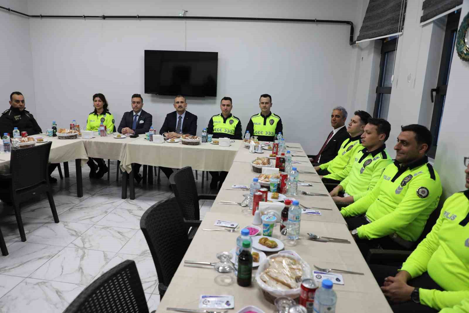 Ağrı&rsquo;da Vali Bozkurt, trafik polisleriyle iftarda bir araya geldi
