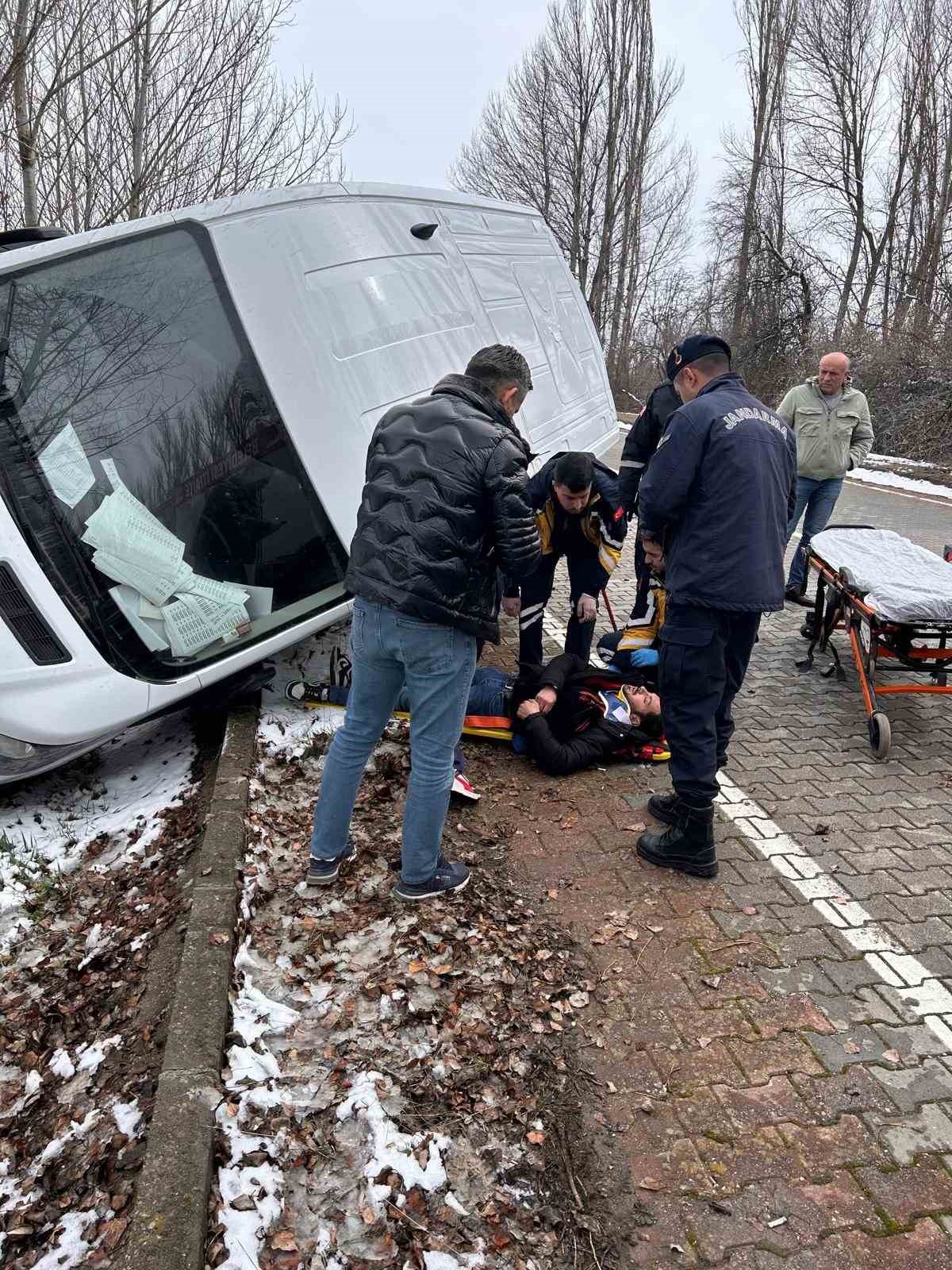 &Ccedil;orum&rsquo;da panelvan ara&ccedil; yan yattı: 1 yaralı
