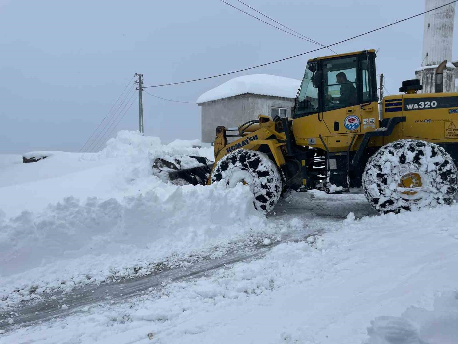 Trabzon&rsquo;da karla m&uuml;cadele s&uuml;r&uuml;yor
