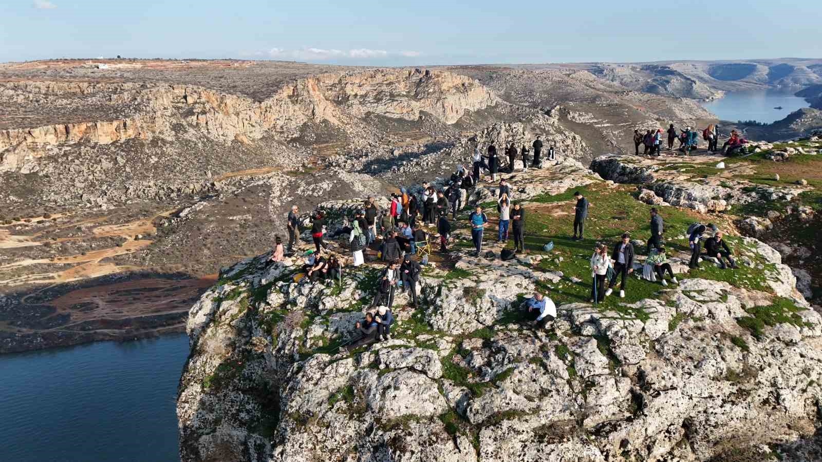Şanlıurfalı doğaseverler Rumkale&rsquo;de bağımlılık ve şiddete karşı y&uuml;r&uuml;d&uuml;
