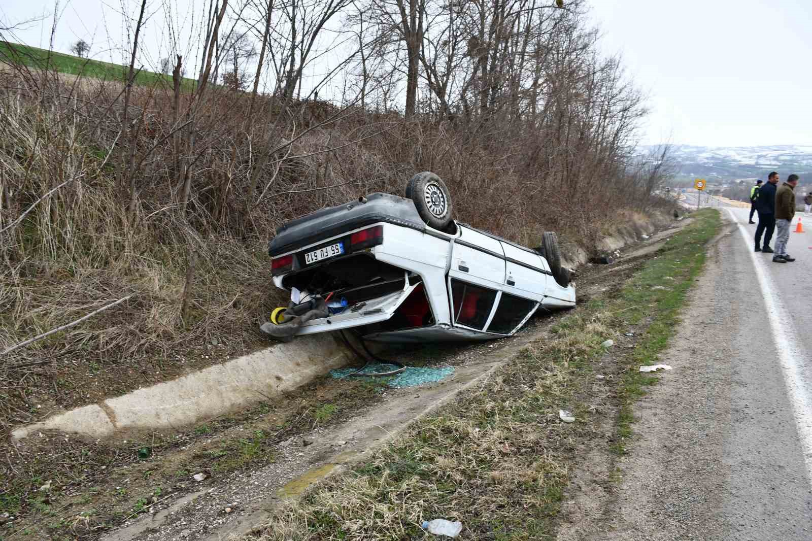 Yoldan çıkan otomobil ters döndü