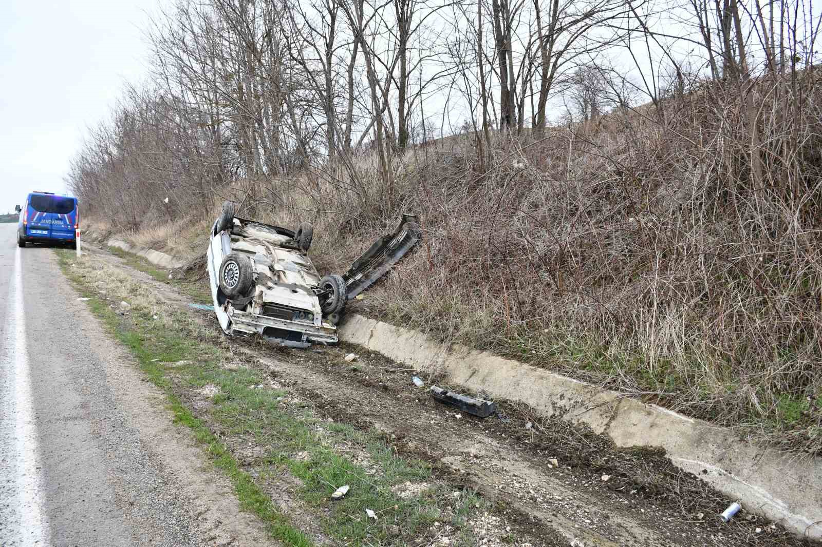Yoldan &ccedil;ıkan otomobil ters d&ouml;nd&uuml;
