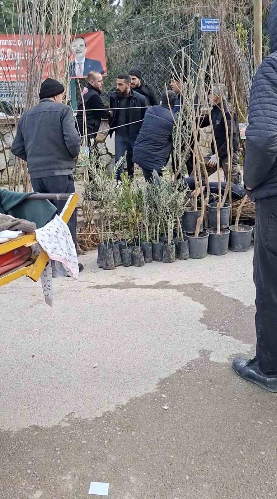 Bursa&rsquo;da seyyar satıcılardan zabıtaya bı&ccedil;aklı saldırı, 1 zabıta yaralandı

