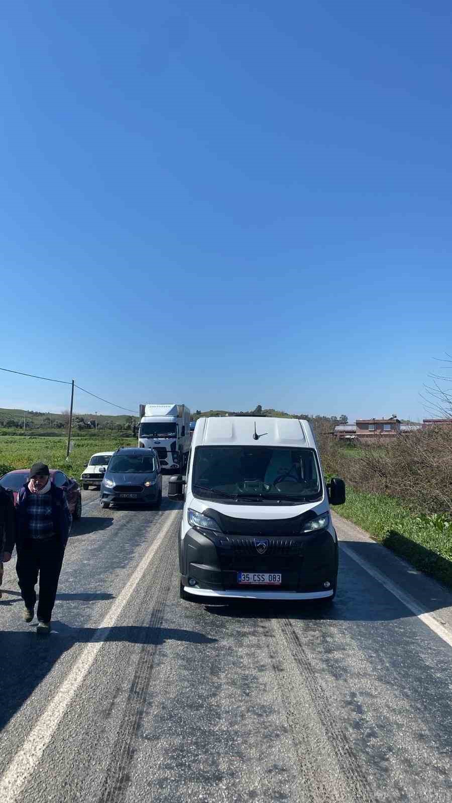 Tire&rsquo;de hatalı sollama yapan otomobil kamyona &ccedil;arptı
