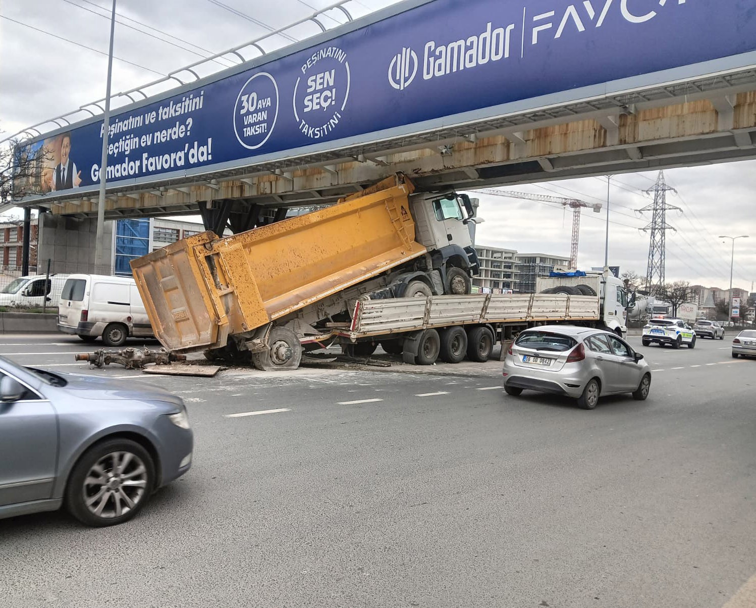 Ankara&rsquo;da tıra y&uuml;klenmiş hafriyat kamyonu &uuml;st ge&ccedil;ide &ccedil;arptı
