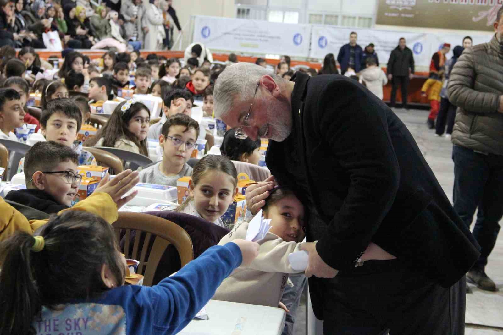 &Ccedil;orum&rsquo;da &rsquo;tekne orucu&rsquo; coşkusu: Y&uuml;zlerce &ccedil;ocuk aynı anda iftarını a&ccedil;tı

