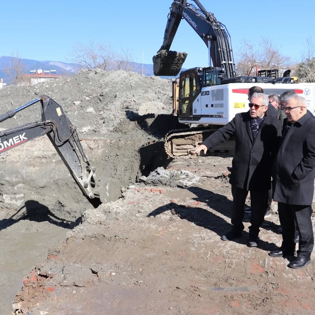 Edremit&rsquo;te yapımı s&uuml;ren okul inşaatında inceleme
