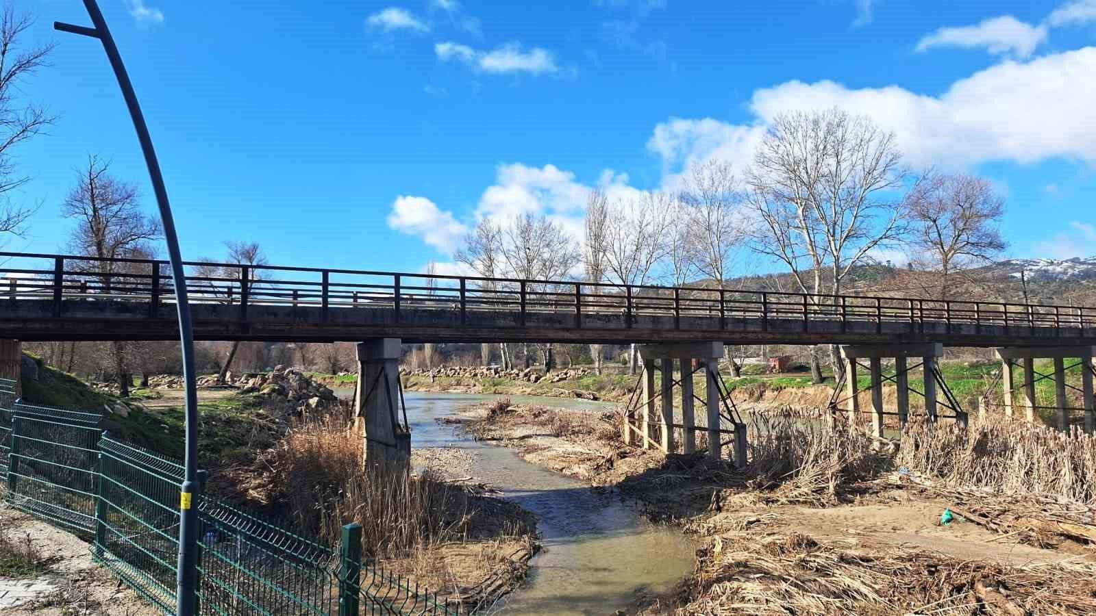 Emet&rsquo;te k&ouml;y sakinleri eski k&ouml;pr&uuml;n&uuml;n yenilenmesini istiyor
