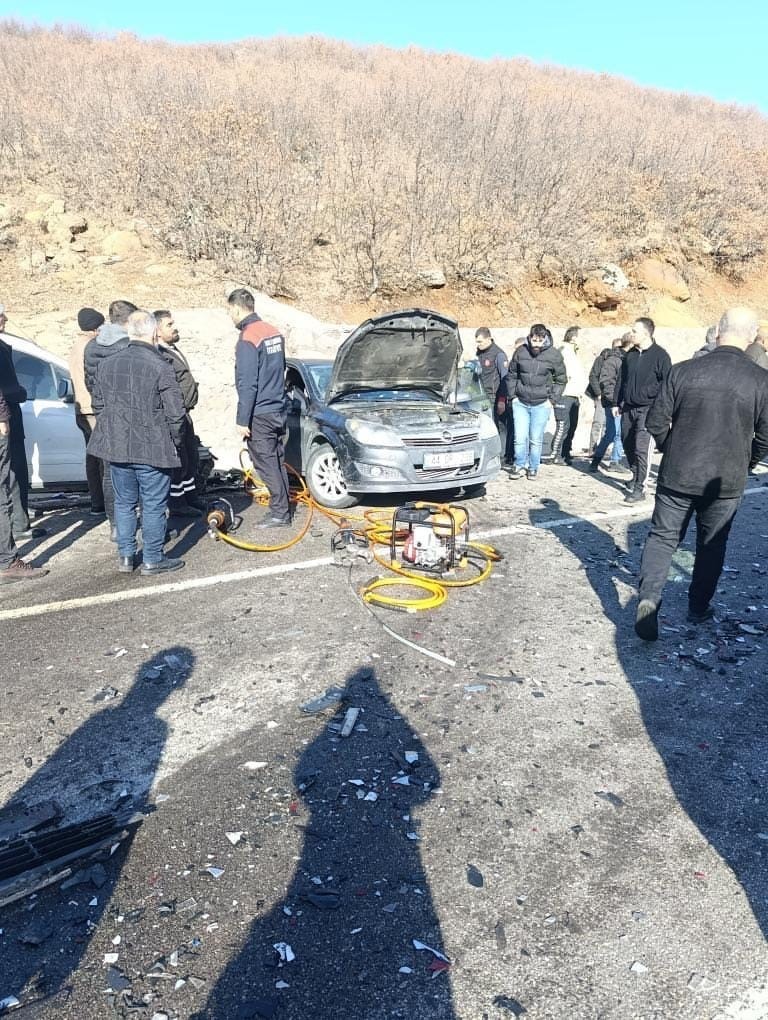 Bing&ouml;l&rsquo;de feci kaza: 2 &ouml;l&uuml;, 3 yaralı
