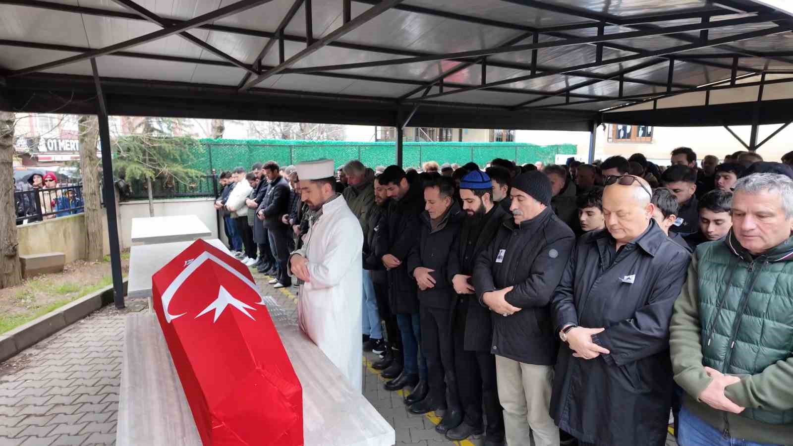 6 aylık yaşam m&uuml;cadelesini kaybeden oyuncu İbrahim Yıldız son yolculuğuna uğurlandı
