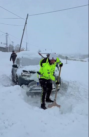 Ardahan&rsquo;da karda mahsur kalanlara polis desteği
