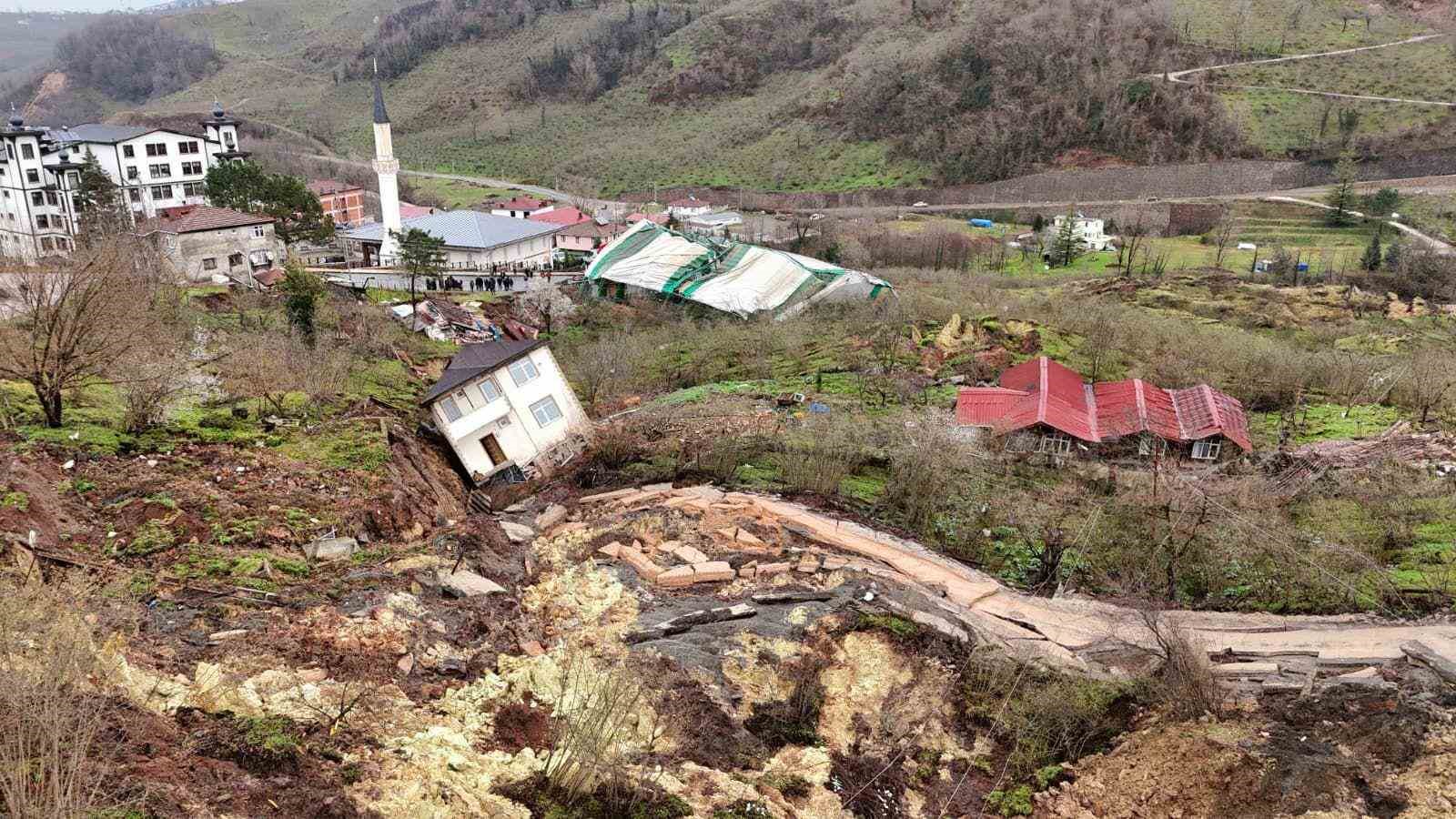 Başkan G&uuml;ler: "Heyelan b&ouml;lgesinin &uuml;stesinden geleceğiz"
