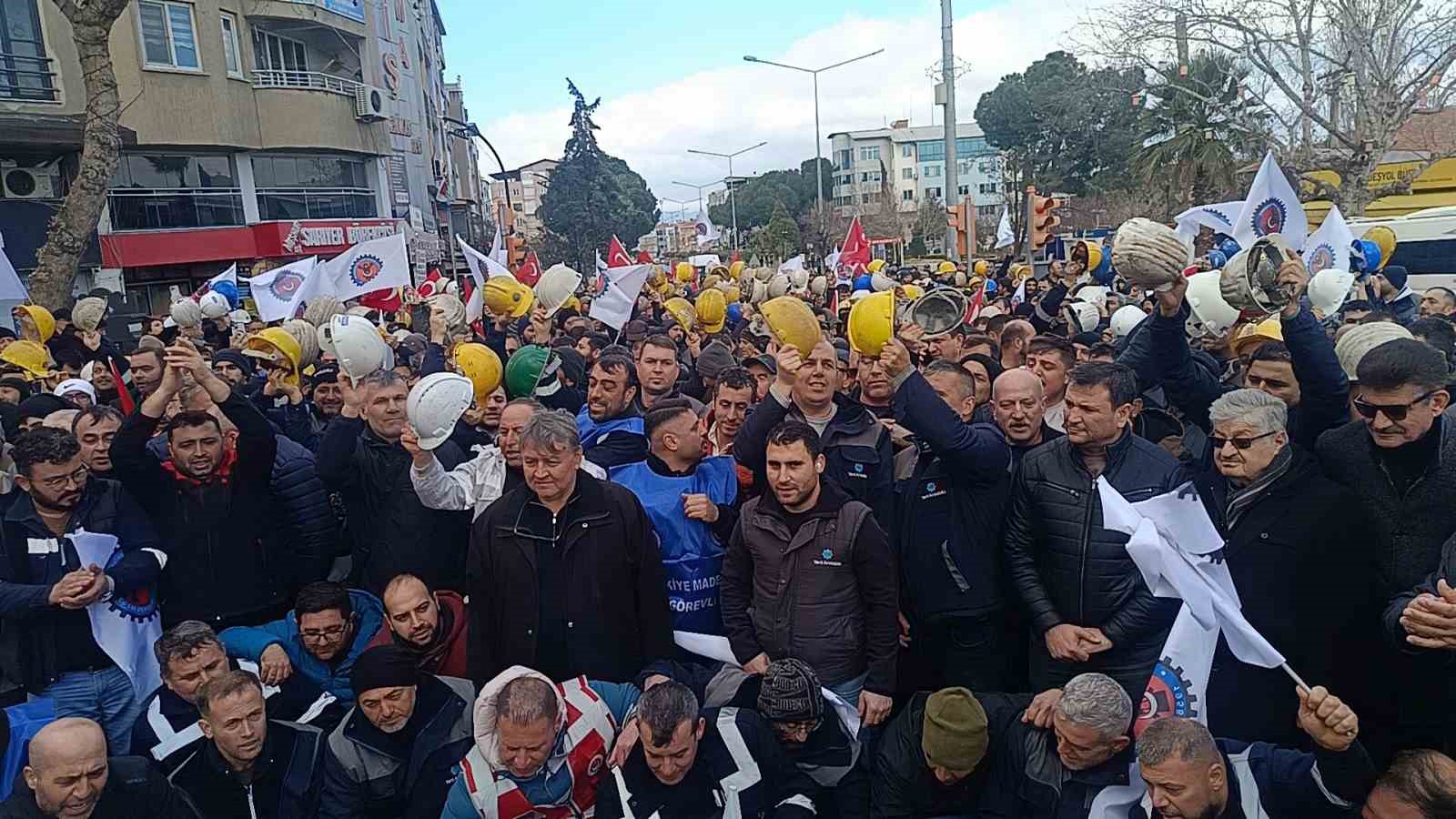 Soma&rsquo;da y&uuml;zlerce maden iş&ccedil;isi şehir merkezine y&uuml;r&uuml;d&uuml;
