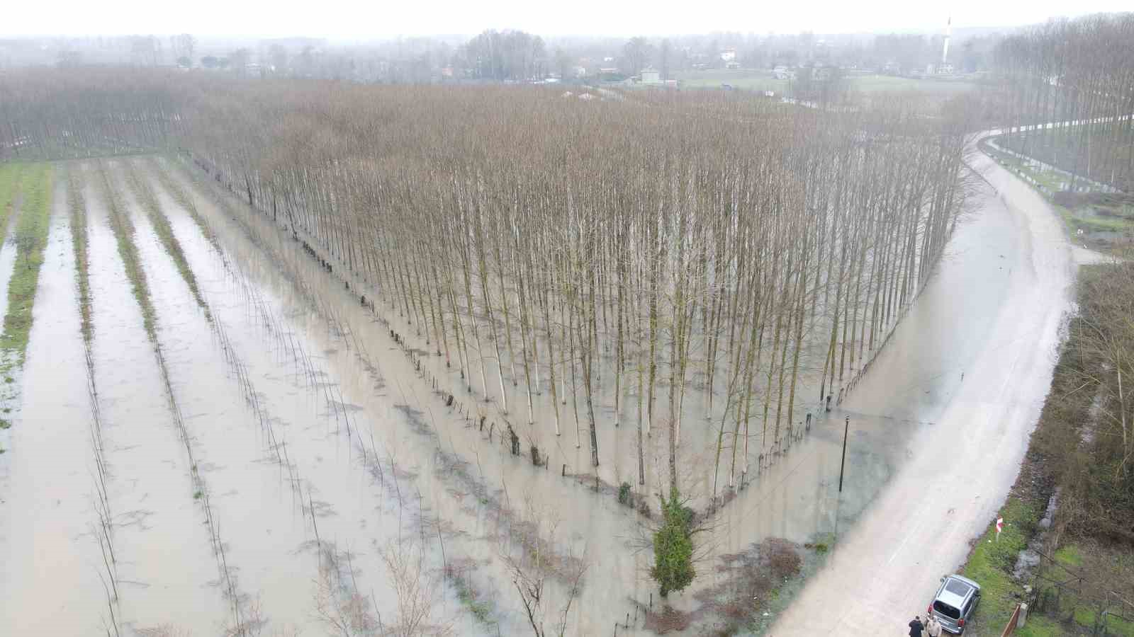 Terme&rsquo;de ovada su taşkını, y&uuml;ksekte kar esareti
