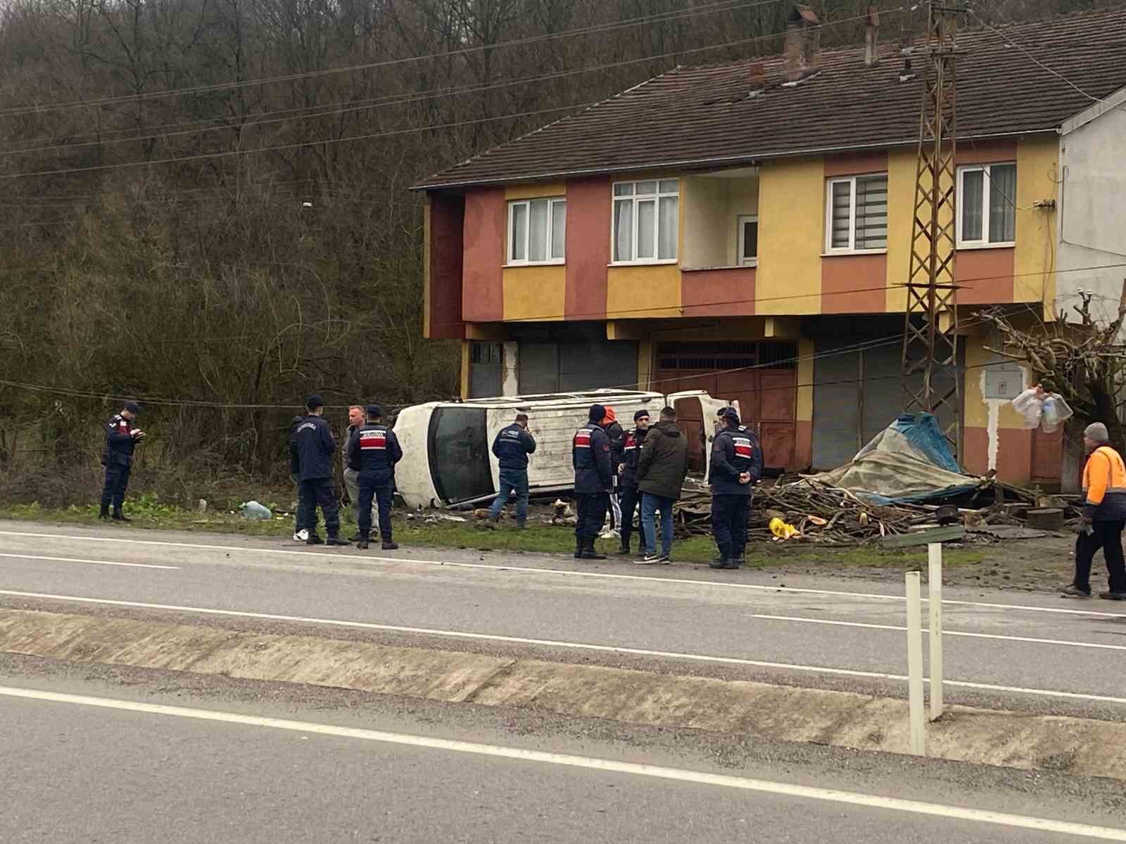 Zonguldak&rsquo;ta minib&uuml;s devrildi, 4 yaralı

