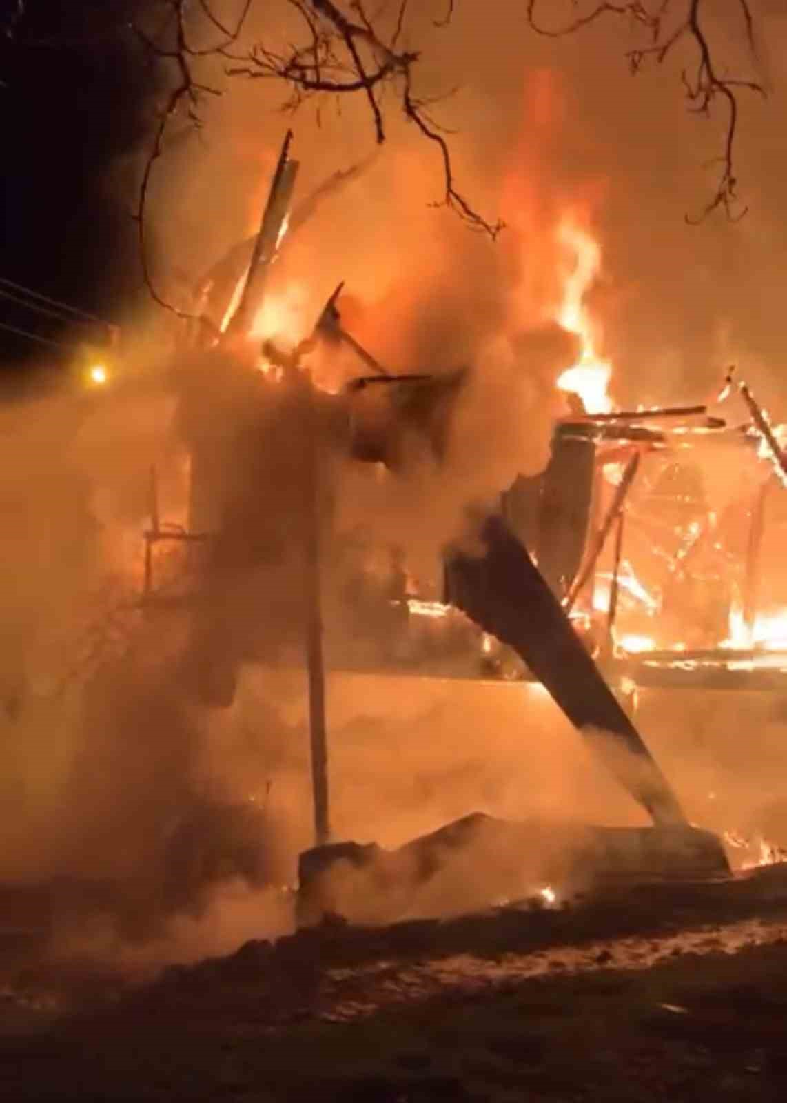 Alevlere teslim olan ahşap ev k&uuml;le d&ouml;nd&uuml;
