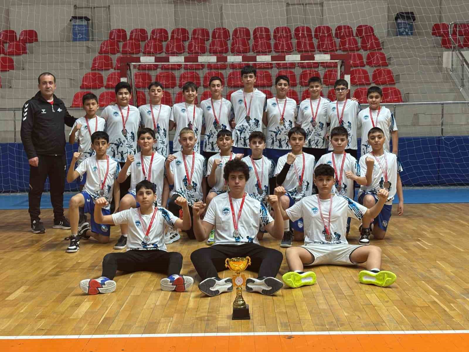 B&uuml;y&uuml;kşehir Spor A.Ş. Kız Hentbol Takımı, Kayseri İl Birincisi oldu
