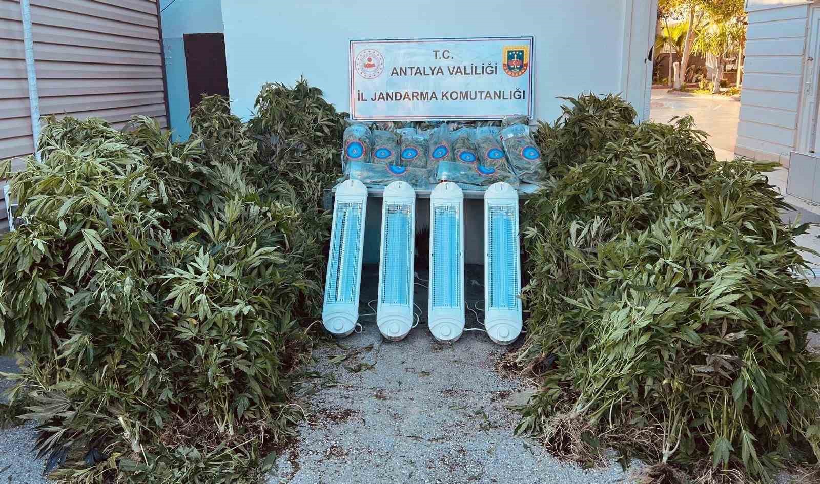 Antalya’da 23,9 kilo uyuşturucu madde ele geçirildi