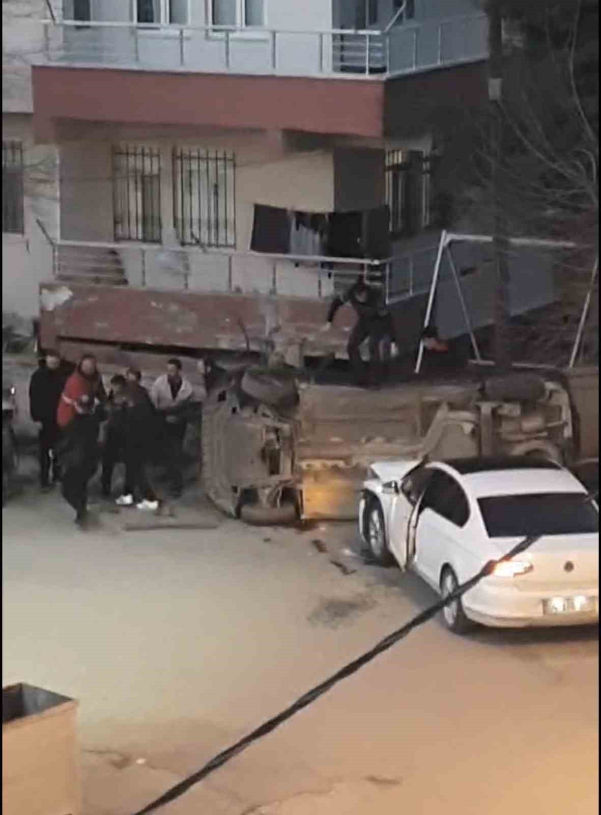 İki otomobil çarpıştı: 3 yaralı