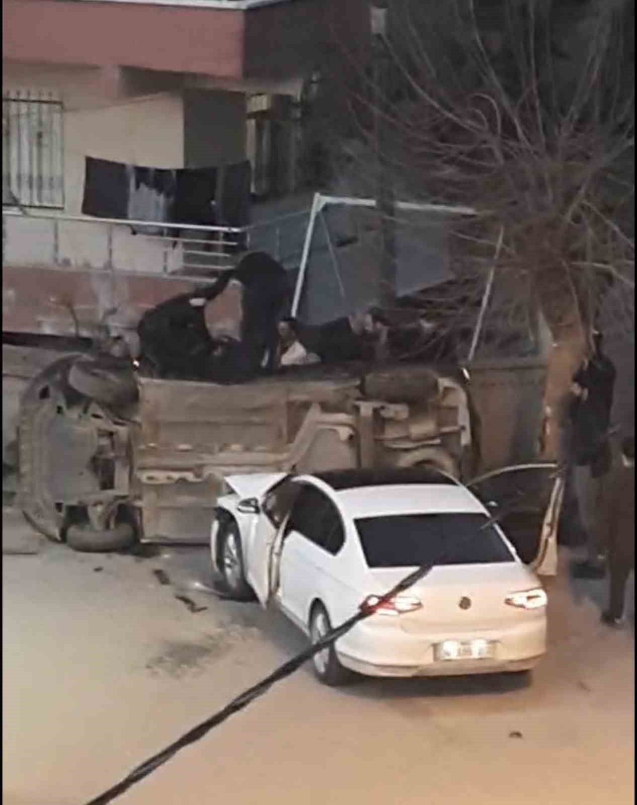 İki otomobil &ccedil;arpıştı: 3 yaralı
