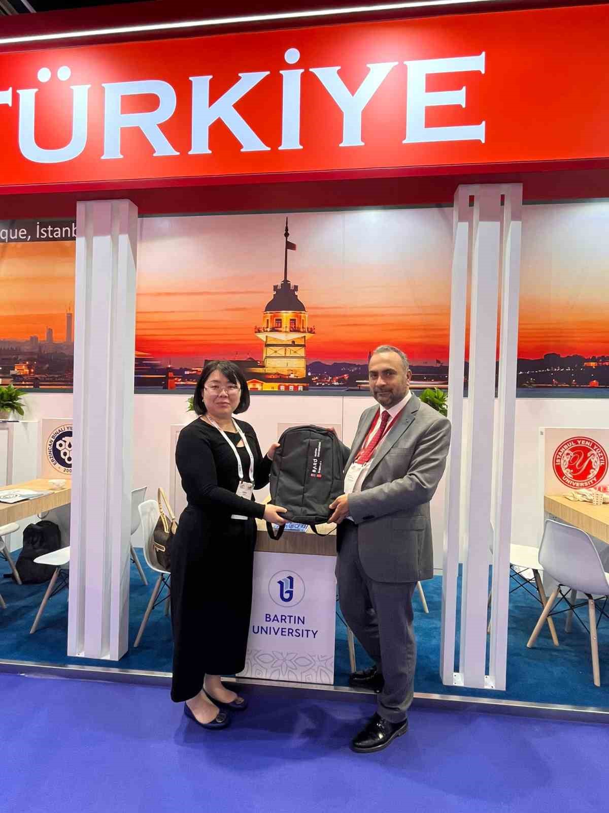 BARÜ Hong Kong’da küresel iş birliği ağını güçlendiriyor