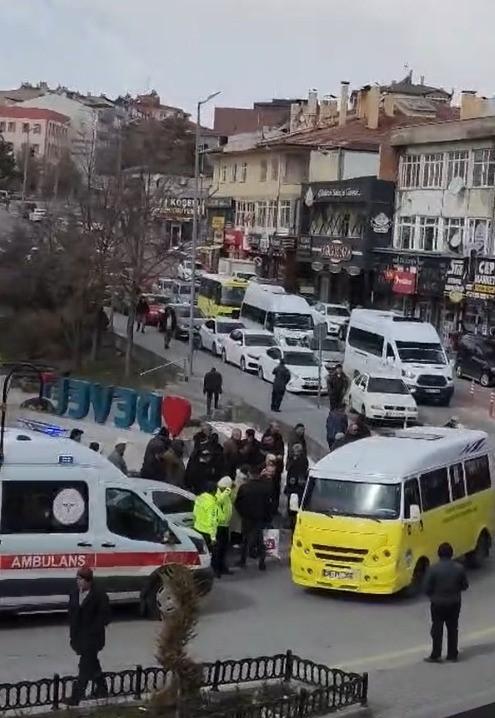 Minibüsten düşen yaşlı adam hayatını kaybetti