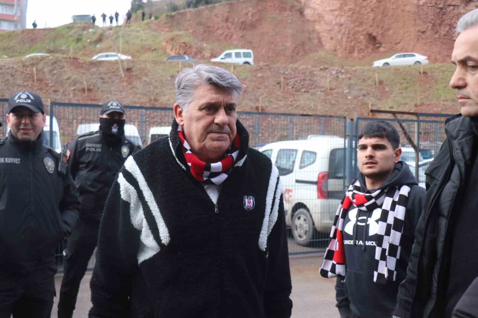 Serdal Adalı taraftarla birlikte maça geldi