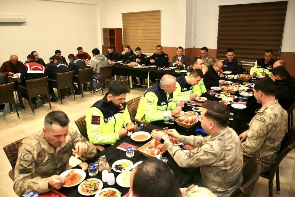 Kaymakam &Ouml;zt&uuml;rk, Alanya İl&ccedil;e Jandarma Komutanlığı&rsquo;nda g&ouml;revli personelle iftarda buluştu
