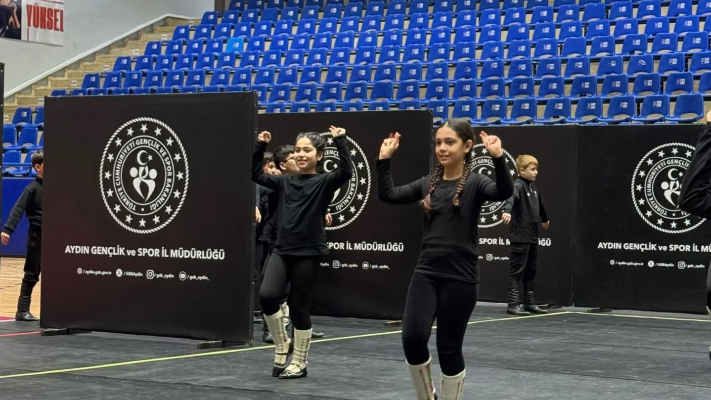 Minik efeler birincilik i&ccedil;in yarıştı
