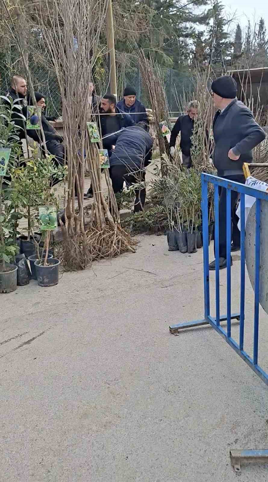 Bursa’da seyyar satıcılardan zabıtaya bıçaklı saldırı, 1 zabıta yaralandı