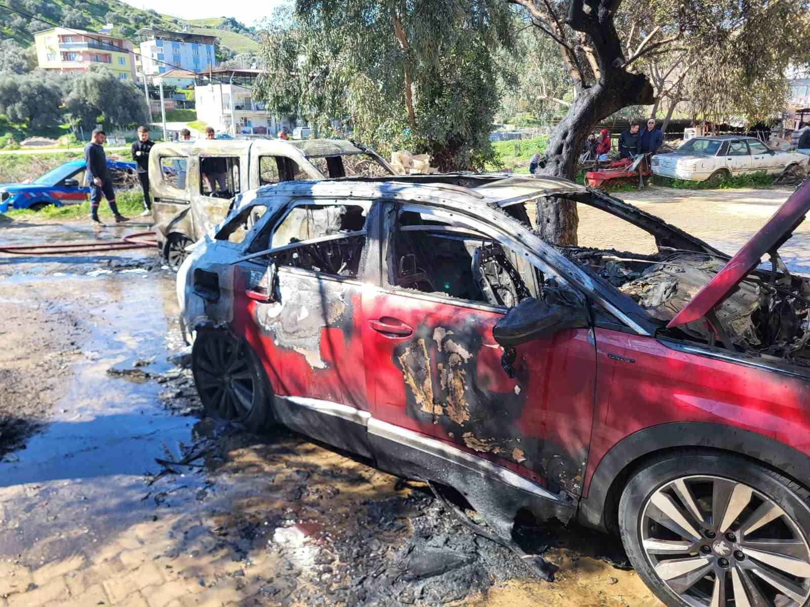 Nazilli&rsquo;de feci yangın: İki otomobil saniyeler i&ccedil;erisinde k&uuml;l oldu
