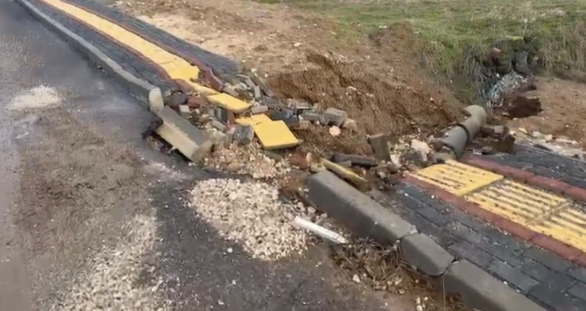 Silvan&rsquo;da yağışlar nedeniyle yol ve kaldırım &ccedil;&ouml;kt&uuml;
