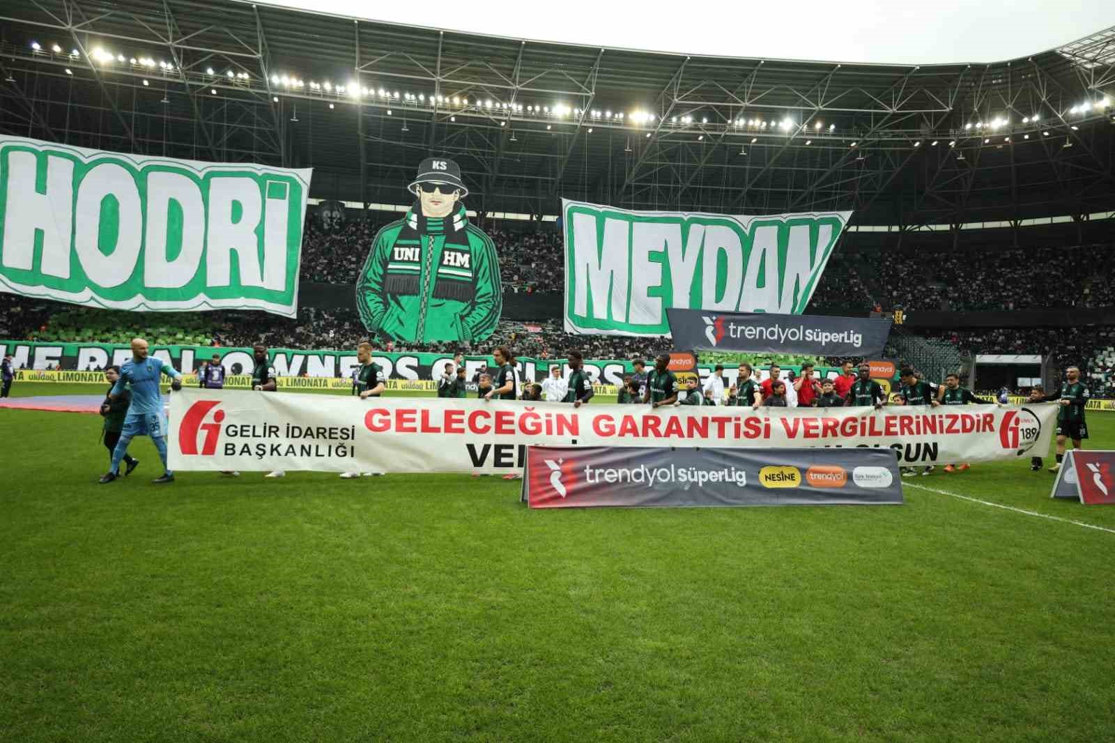 Hodri Meydan&rsquo;dan Beşiktaş ma&ccedil;ına &ouml;zel koreografi
