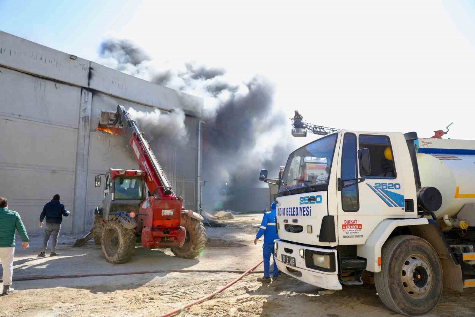 Başkan Gen&ccedil;ay, yangın s&uuml;revini sahada takip etti
