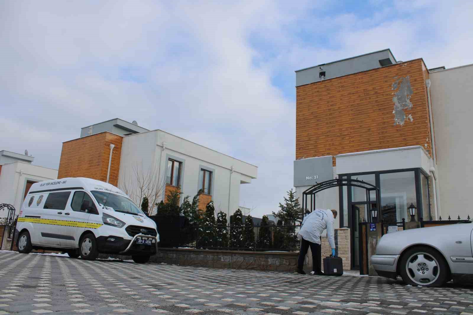 Eski ve yeni erkek arkadaşlar arasında bı&ccedil;aklı kavga: 1 yaralı
