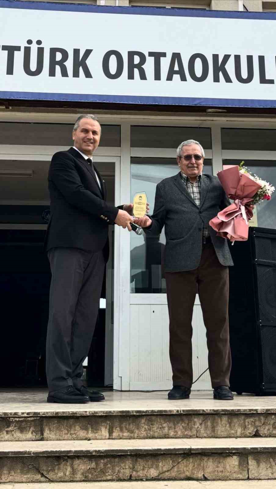 Muratlı&rsquo;da emekli olan &ouml;ğretmene duygusal veda
