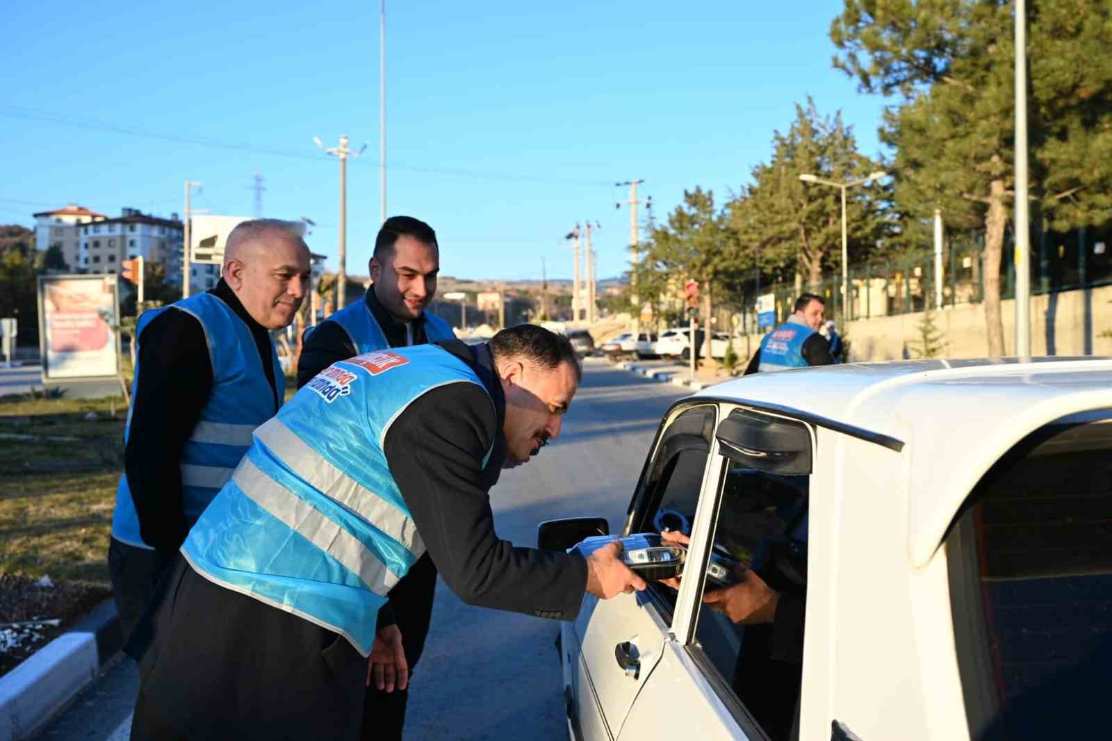 Demirci&rsquo;de iftar saatine yolda yakalanan s&uuml;r&uuml;c&uuml;lere iftariyelik ikramı
