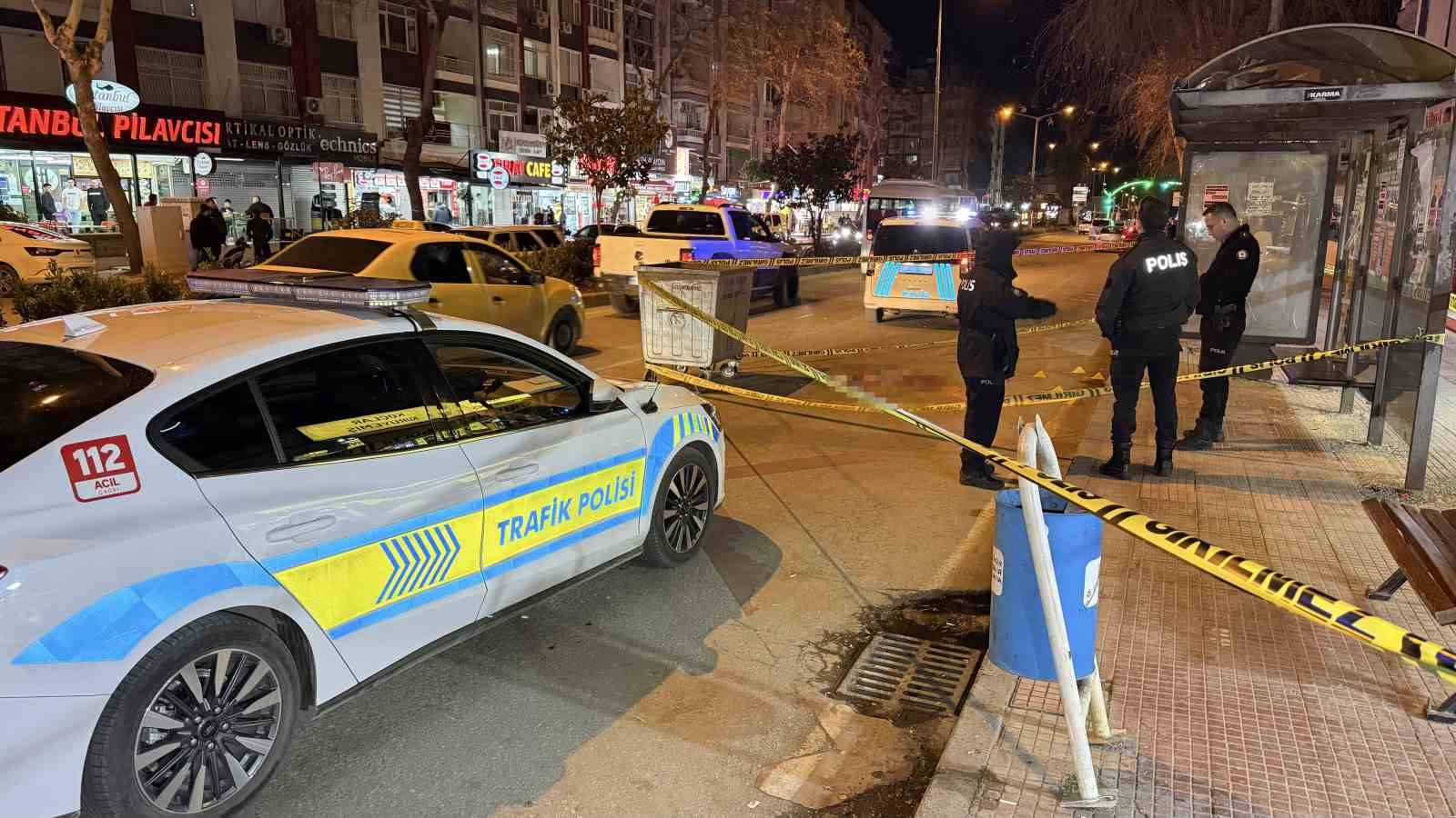 Otob&uuml;s beklerken husumetlisi tarafından tabancayla vuruldu
