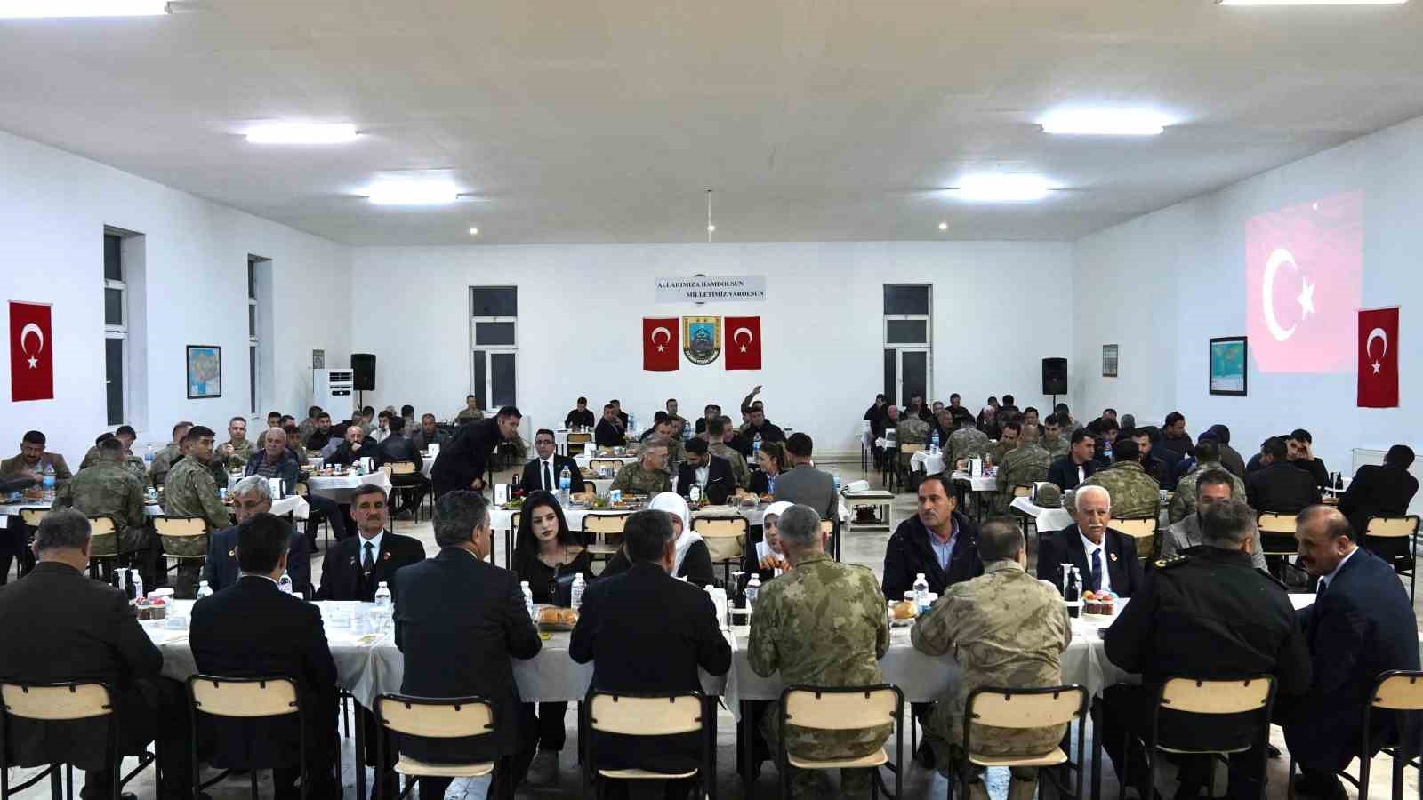 Şırnak protokol&uuml; şehit emanetleri ile aynı sofrada
