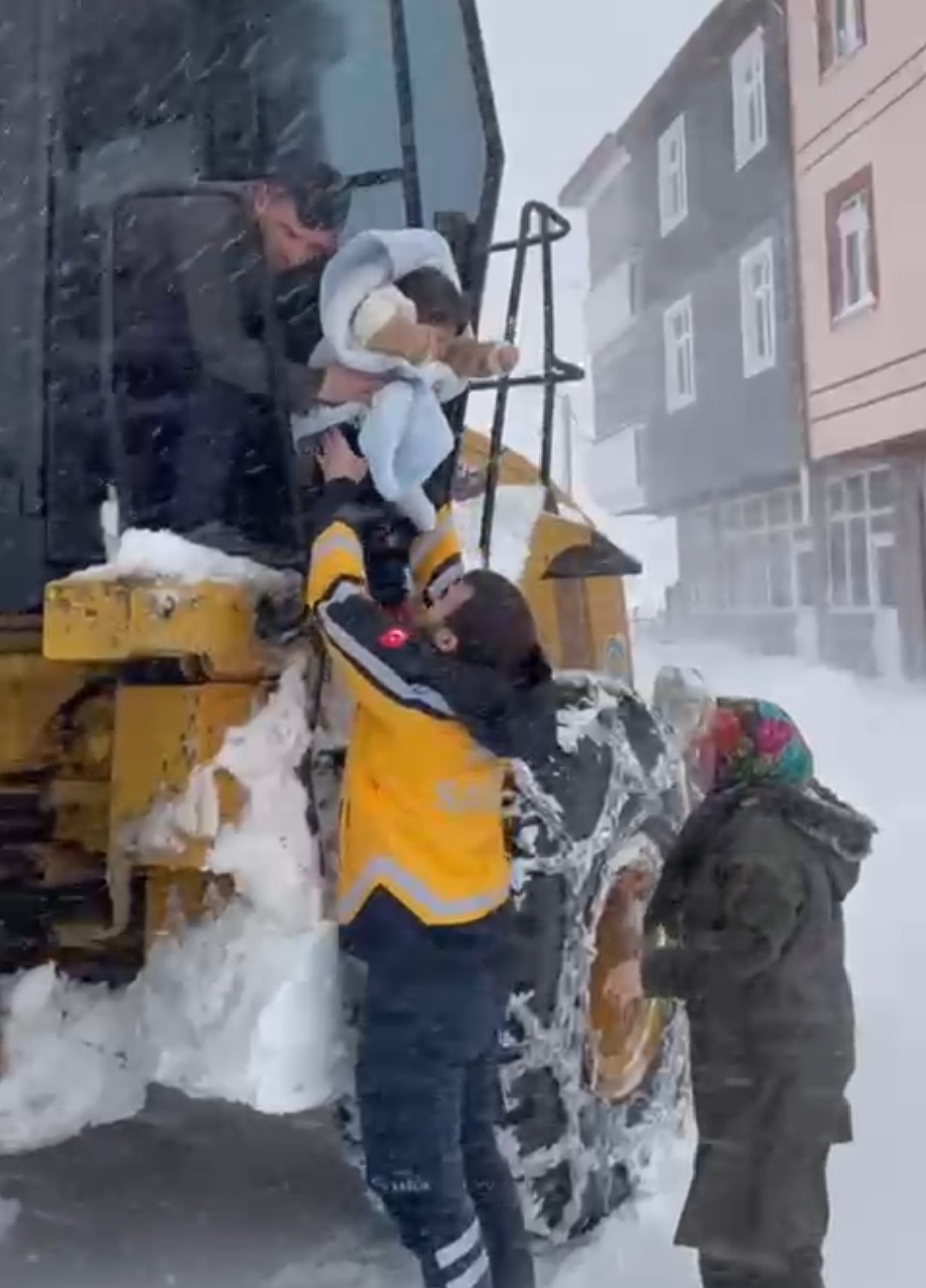 Ordu&rsquo;da hastalanan bebek, kardan kapanan yolda iş makinesi ile taşındı
