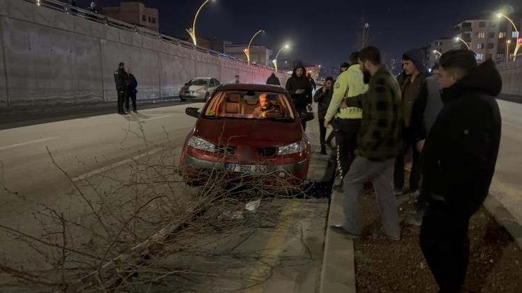 Ref&uuml;jdeki direğe &ccedil;arparak karşı şeride ge&ccedil;en otomobil takla attı: 2 yaralı
