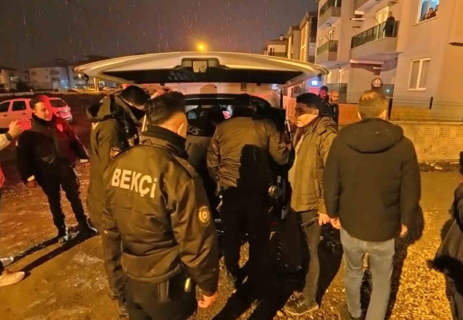 Komşuların g&uuml;r&uuml;lt&uuml; tartışması tabanca ve bı&ccedil;aklı kavgaya d&ouml;n&uuml;şt&uuml;: 7 g&ouml;zaltı
