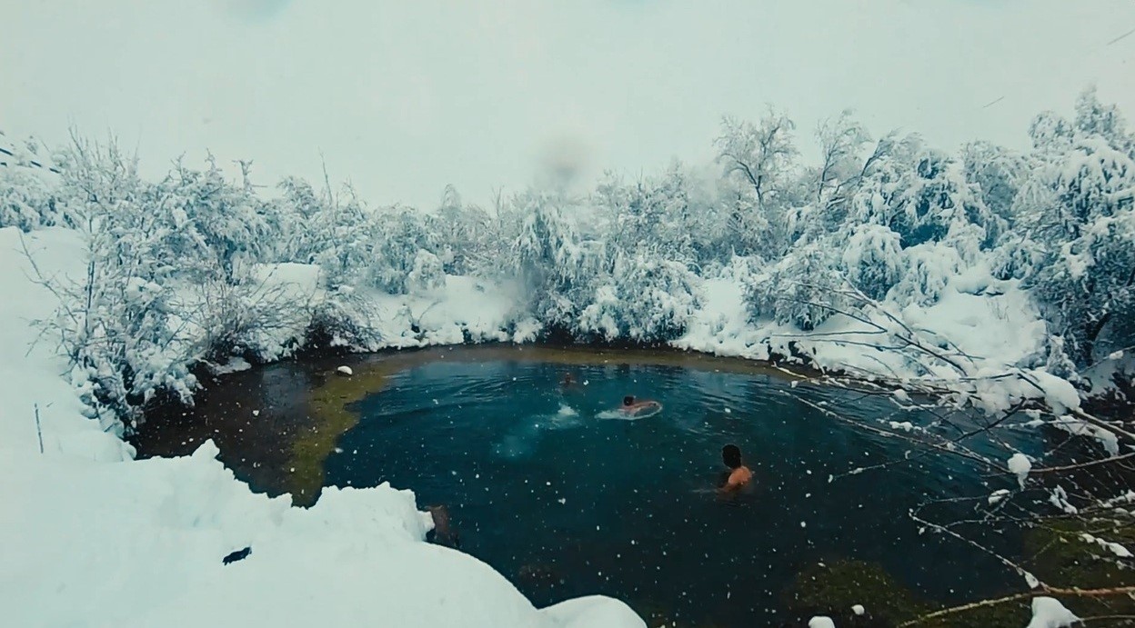 Muhteşem manzarada üç arkadaş kar yağışı altında gölette yüzdü