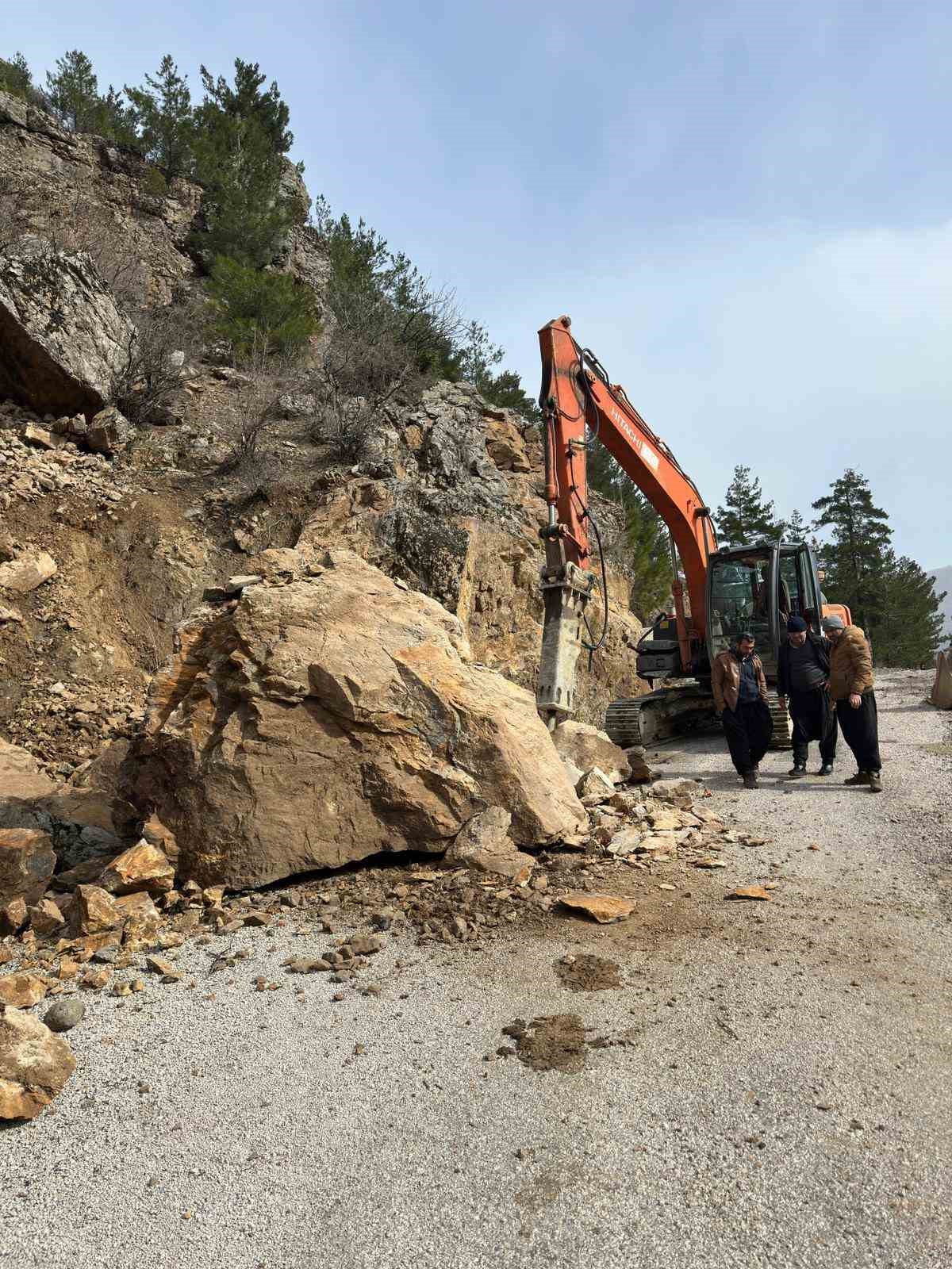 Feke&rsquo;de kar ve heyelanla m&uuml;cadele s&uuml;r&uuml;yor
