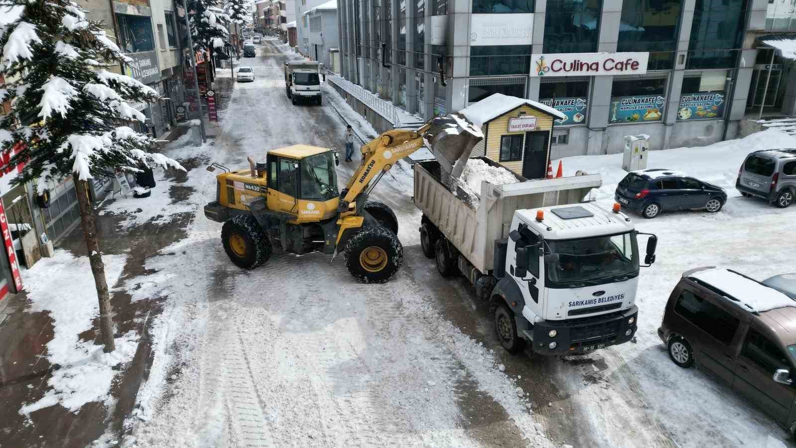 Sarıkamış&rsquo;ta "beyaz mesai": 600 kamyon kar şehir dışına taşındı
